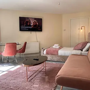 https://the-pink-room-luton-town-centre-ideal-for-airport.cambridgehotelsuk.com